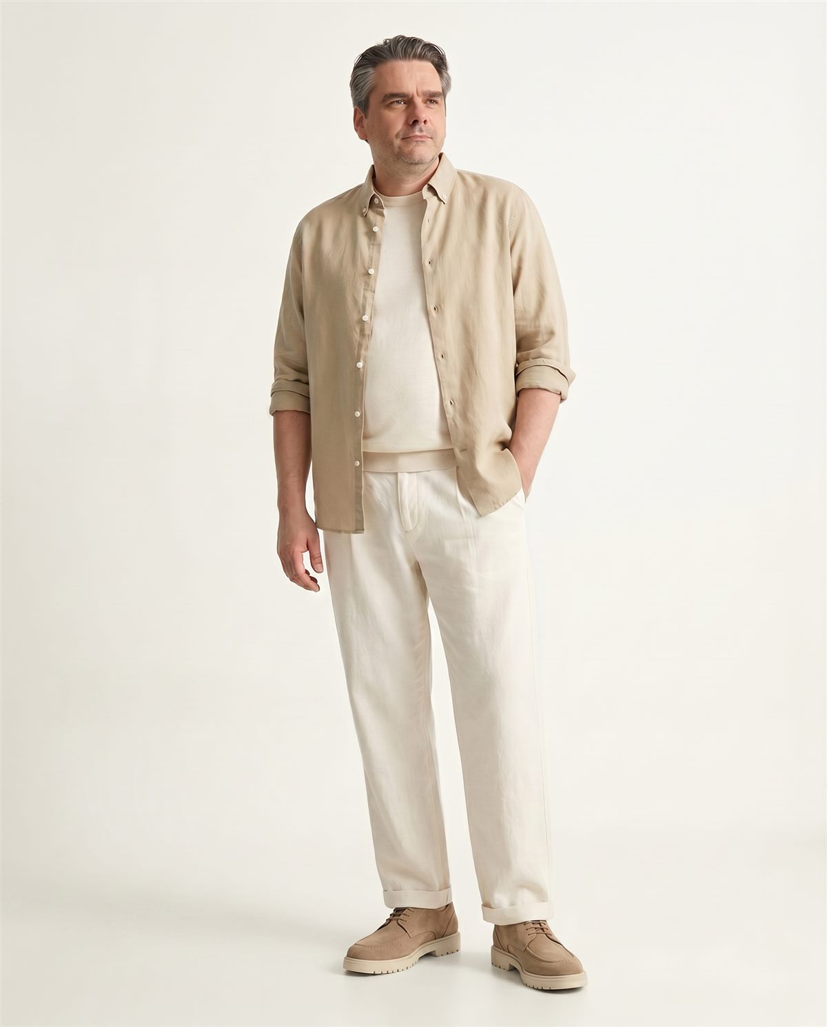 Client look in 4K: beige outfit